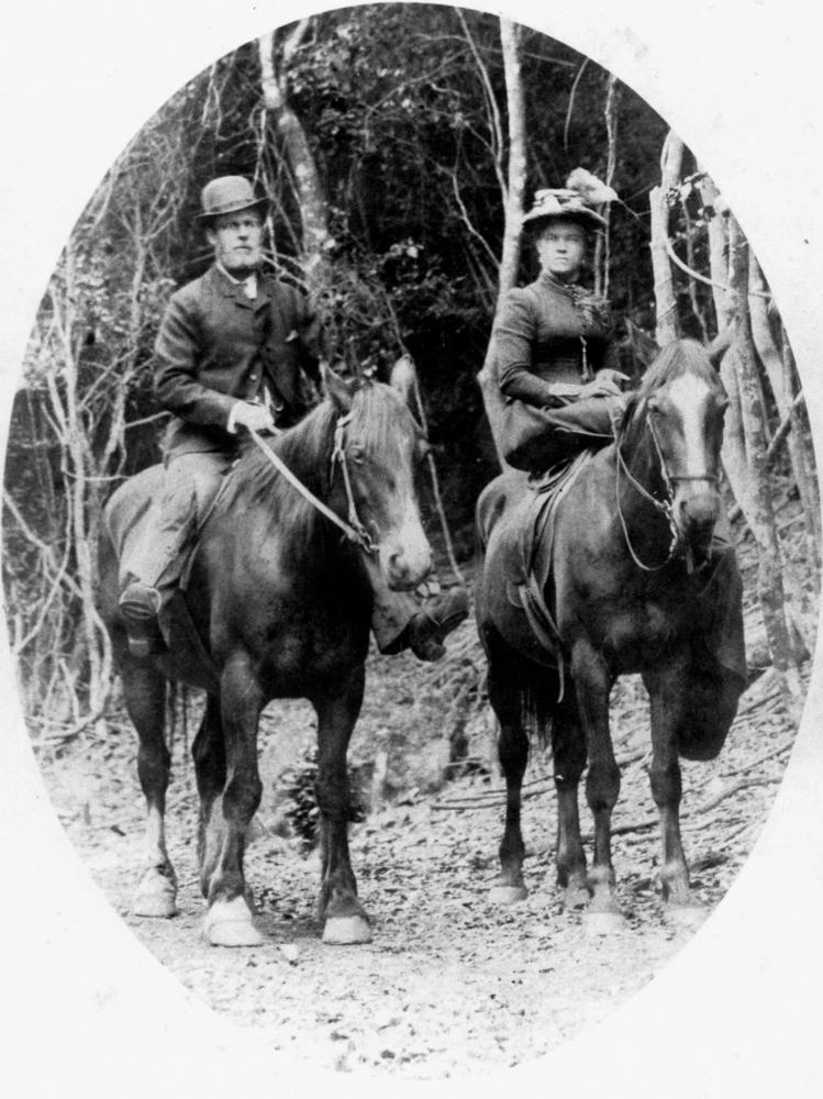 Старая фотография: мужчина и женщина верхом, 1888 год Старая фотография: мужчина и женщина верхом, 1888 год